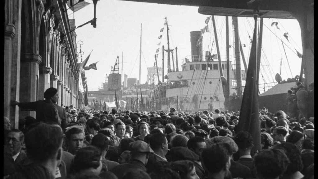 Una de las imágenes más sorprendentes de la Barceloneta durante la Guerra Civil / ANTONI CAMPAÑÀ