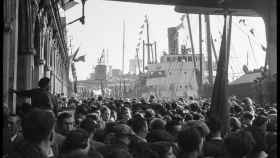 Una de las imágenes más sorprendentes de la Barceloneta durante la Guerra Civil / ANTONI CAMPAÑÀ