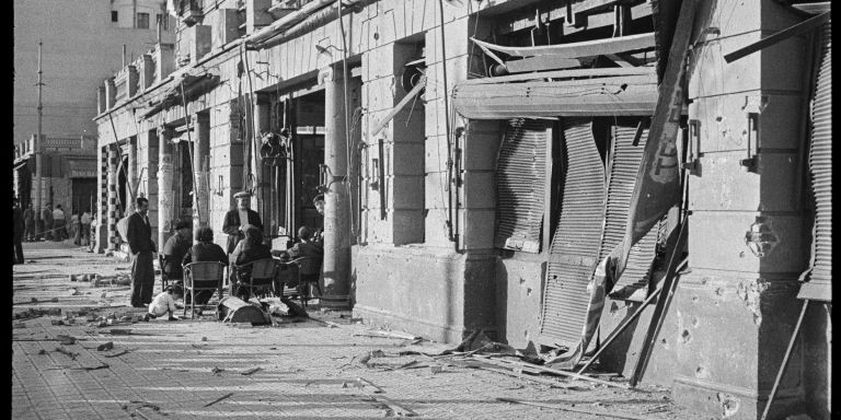 Personas en el Paseo Nacional de la Barceloneta bombardeado / ANTONI CAMPAÑÀ