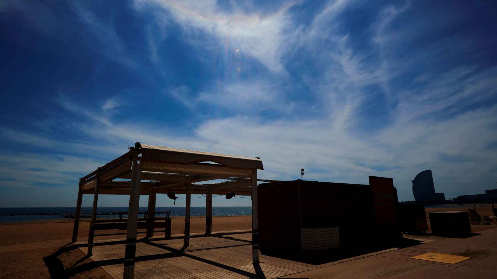 Vista de un chiringuito de la playa de la Barceloneta cerrado / EFE - ALEJANDRO GARCÍA