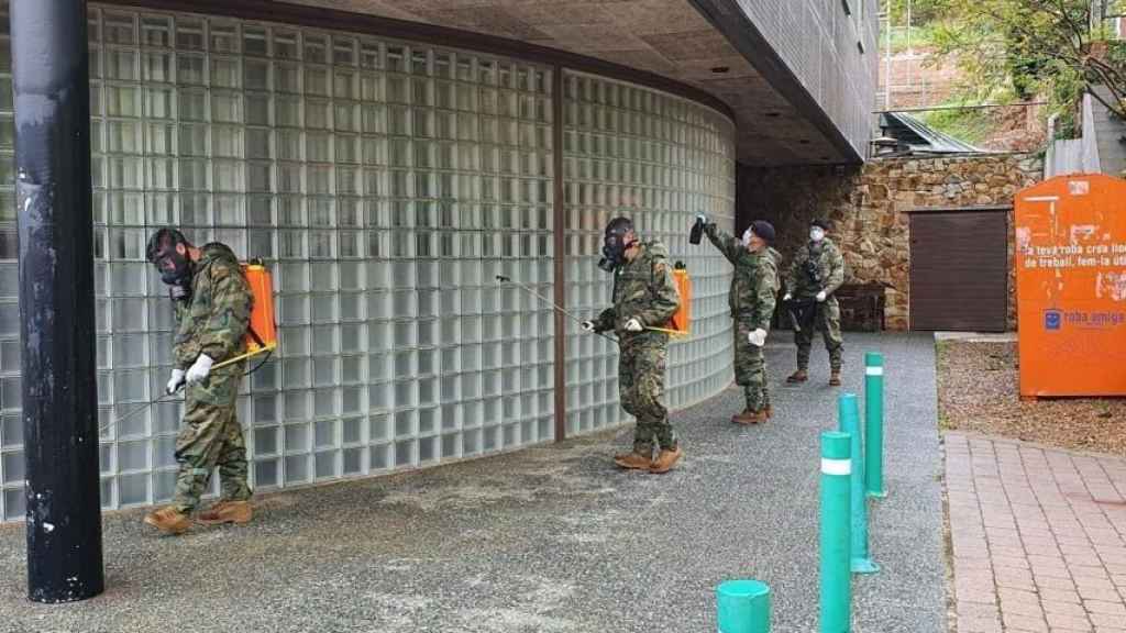 El Ejército desinfecta los exteriores del CAP de Montgat / MINISTERIO DE DEFENSA