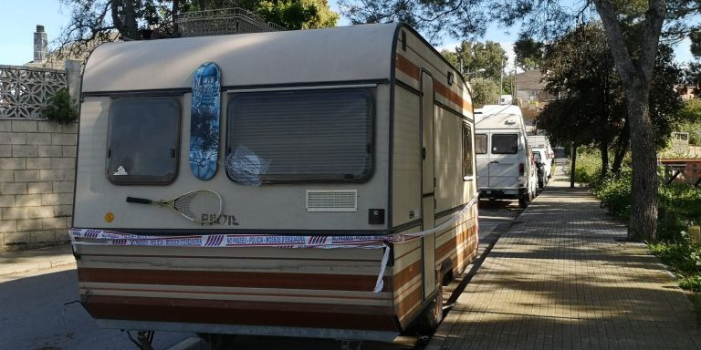 Vista trasera de la caravana del detenido, aparcada en el barrio Les Planes de Sant Cugat / G.A