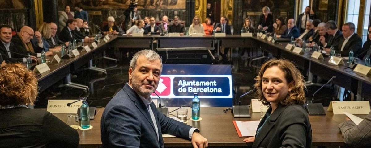 Jaume Collboni y Ada Colau, en una reunión del gobierno municipal con empresarios / EFE