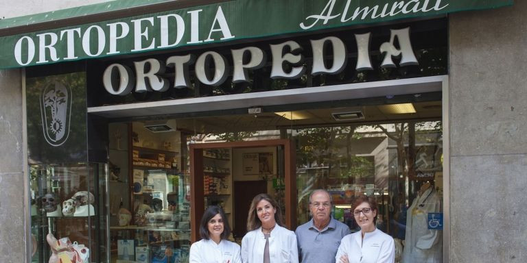 Familia Almirall en la tienda de ortopedia del paseo de Gaudí / CEDIDA