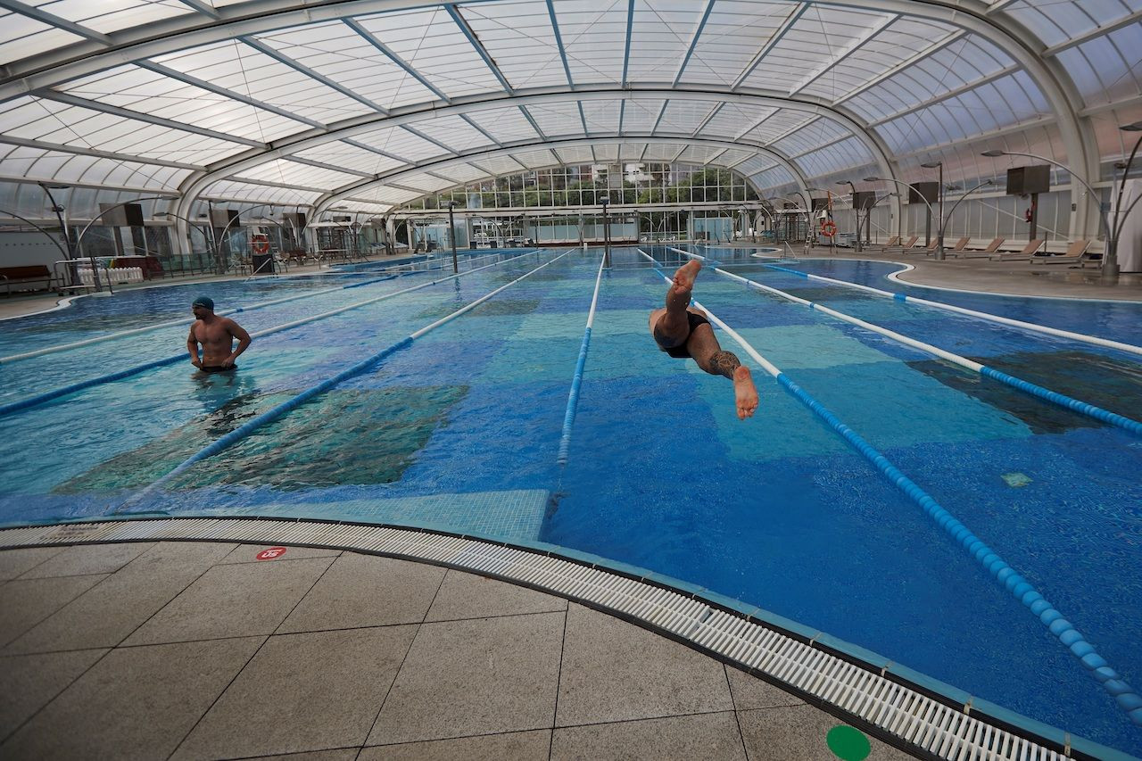 Dos nadadores en una piscina de los clubes DIR / EFE