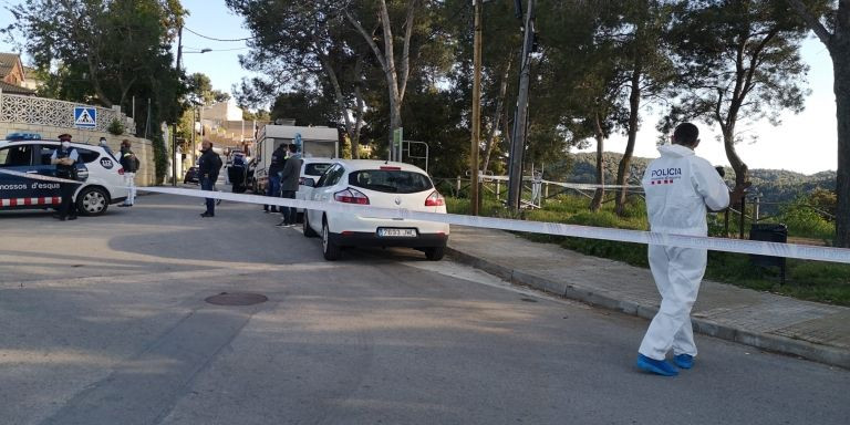 Un agente de la policía científica de los mossos, en primer plano, durante el registro de la caravana este martes / G.A