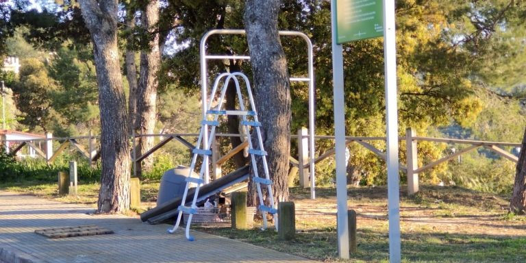 Restos de chatarra, con una escalera de piscina, que la grúa ha dejado en el lugar de la caravana en Sant Cugat / M.A