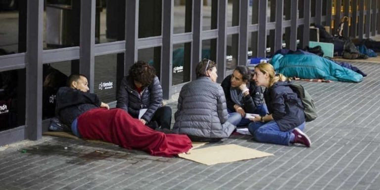 Voluntarios de Arrels atienden a unos sintecho / ARRELS