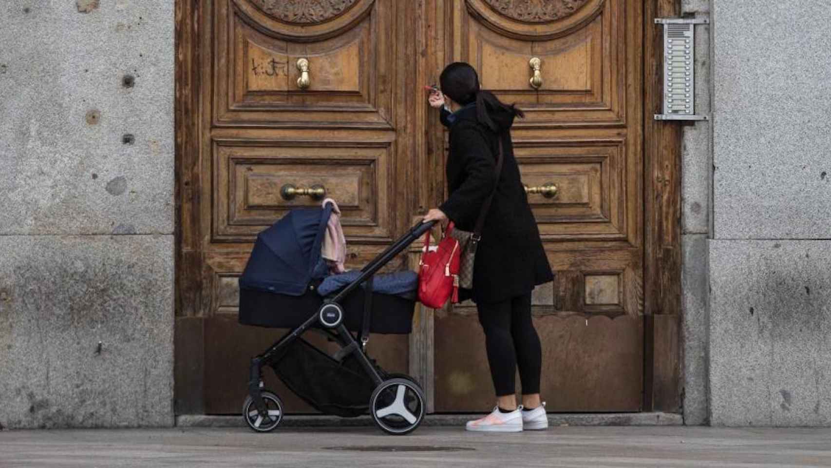 Una mujer con un bebé durante la crisis del coronavirus / EP