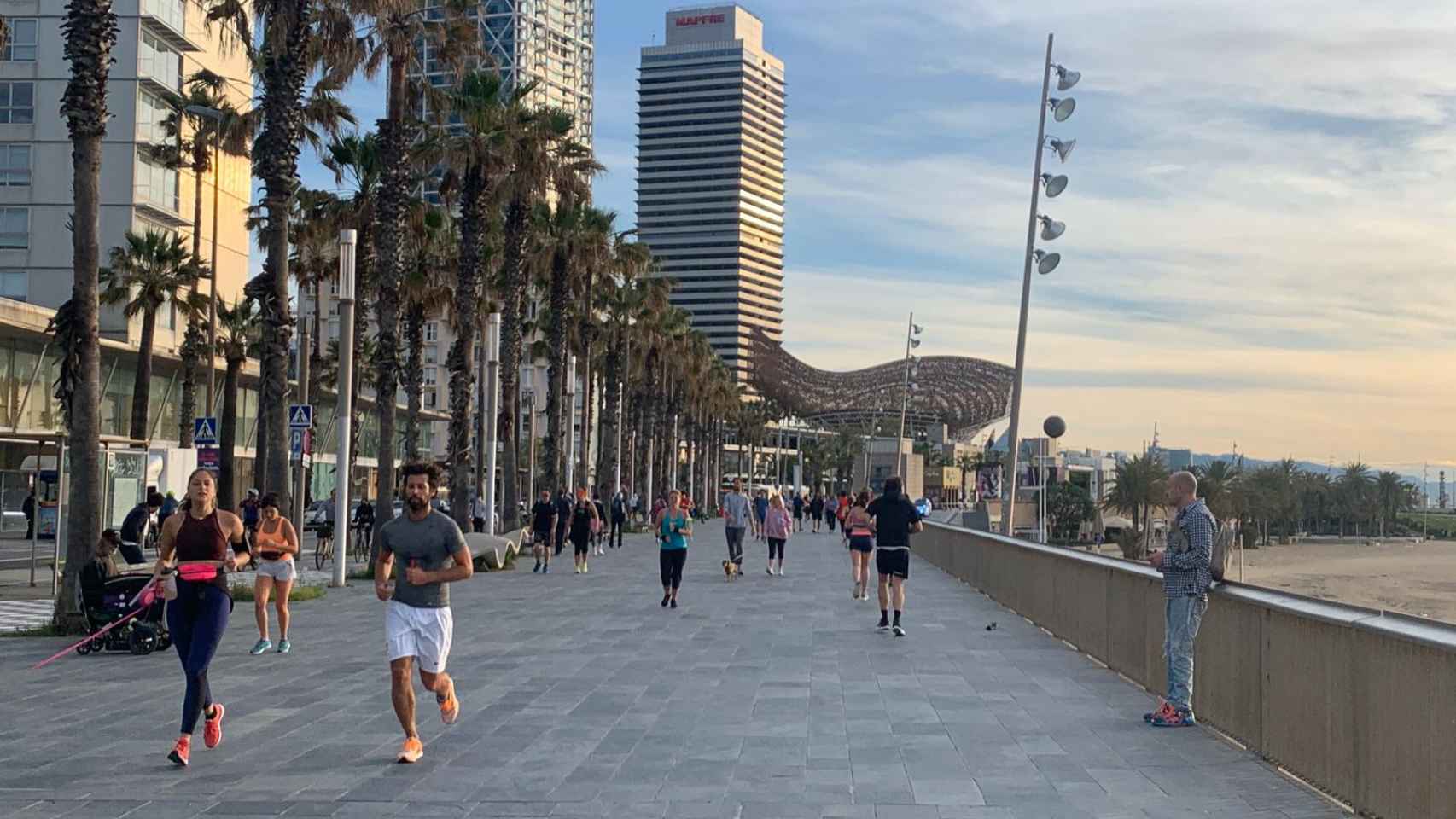 El Passeig Marítim con corredores, una constante desde el sábado