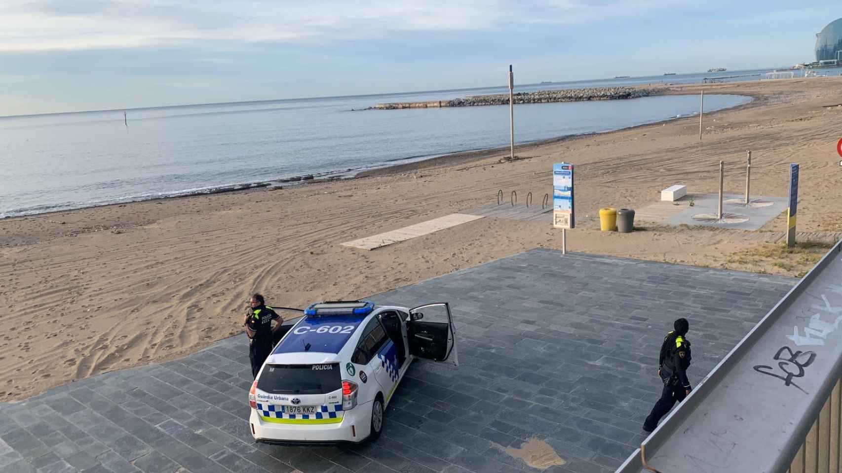 La Guardia Urbana, pendiente de que se respeten las medidas de seguridad en la Barceloneta este sábado 2 de mayo / VM