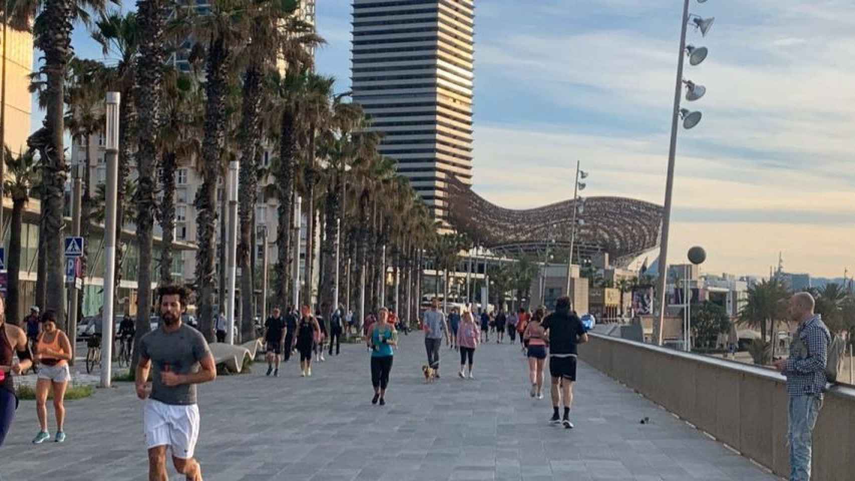 Deportistas en el paseo Marítim