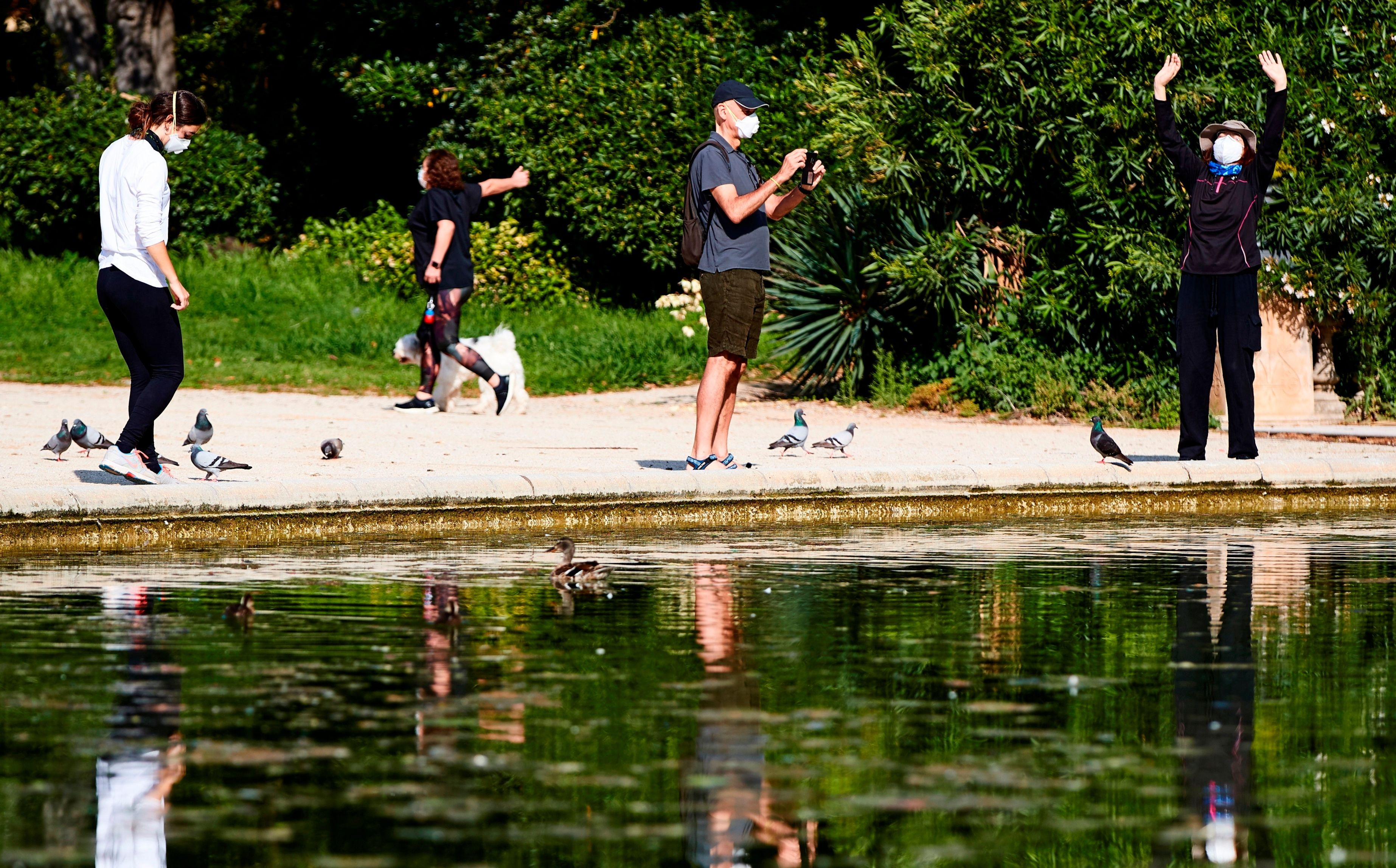 Barceloneses aprovechan este lunes para pasear por el parque de la Ciutadella / EFE