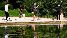 Varios vecinos de Barcelona paseando por un parque