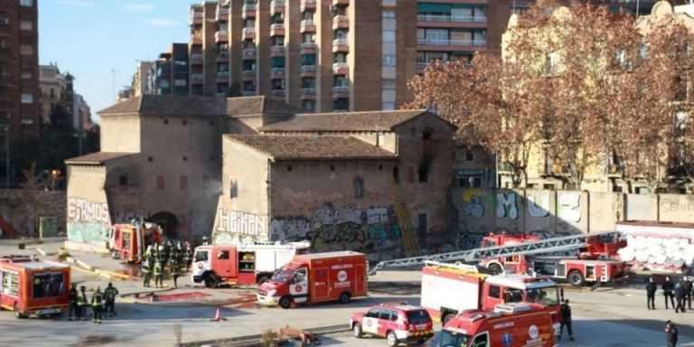 Coches de bomberos, junto a la Torre del Fang, en enero de 2019 / HUGO FERNÁNDEZ