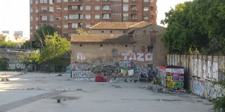 Vista de la Torre del Fang con algunas chabolas / METRÓPOLI ABIERTA