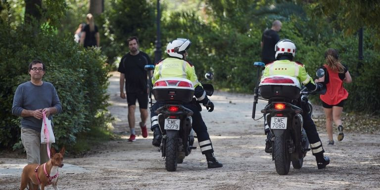 Dos mossos d'esquadra motorizados patrullan este lunes el parque de la Ciutadella / EFE