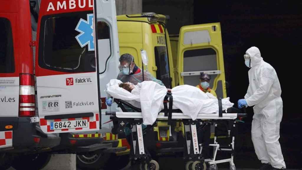 Una enferma en la entrada de Urgencias del Hospital de Bellvitge / EFE
