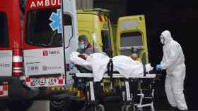 Una enferma en la entrada de Urgencias del Hospital de Bellvitge / EFE
