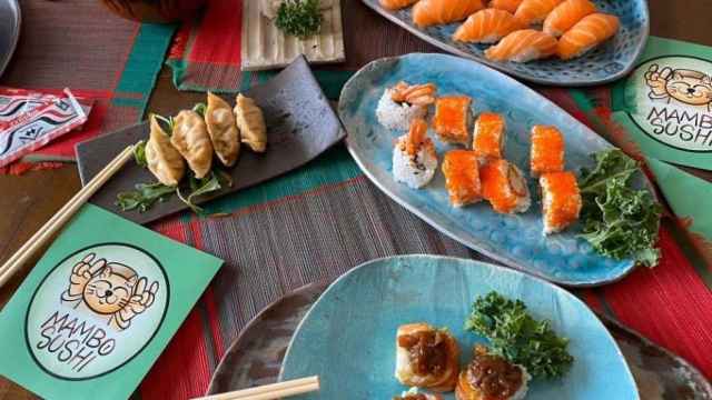 Platos de sushi en una imagen de archivo / ARCHIVO
