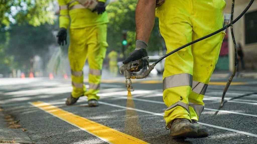 Operarios del Ayuntamiento pintan un carril bici en Barcelona / EUROPA PRESS