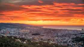 Panorámica de Barcelona con la ciudad de fondo y el cielo en tonos amarillentos / ALFONS PUERTAS - @alfons_pc