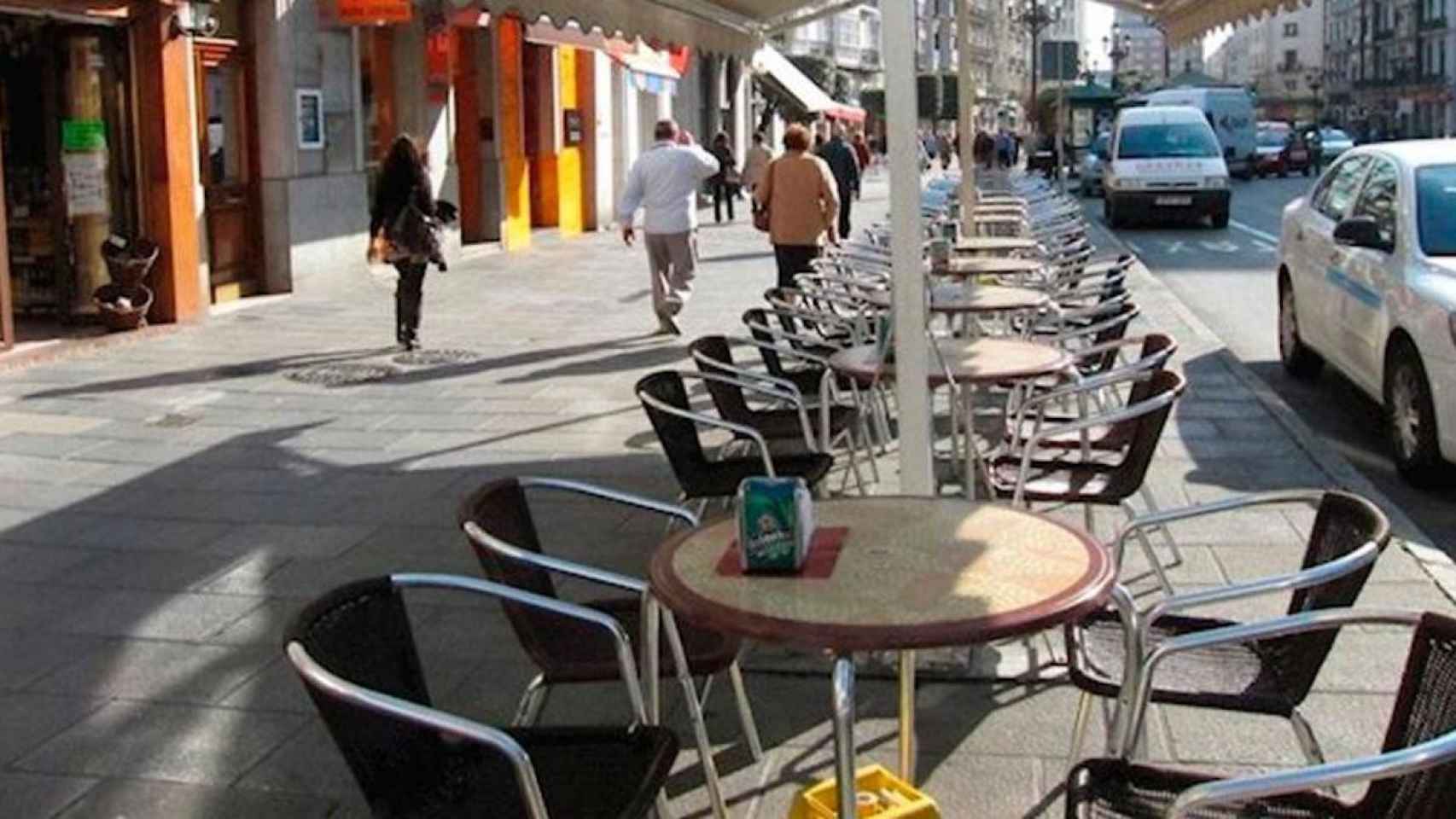 Una terraza vacía en Barcelona durante la pandemia del coronavirus / EUROPA PRESS