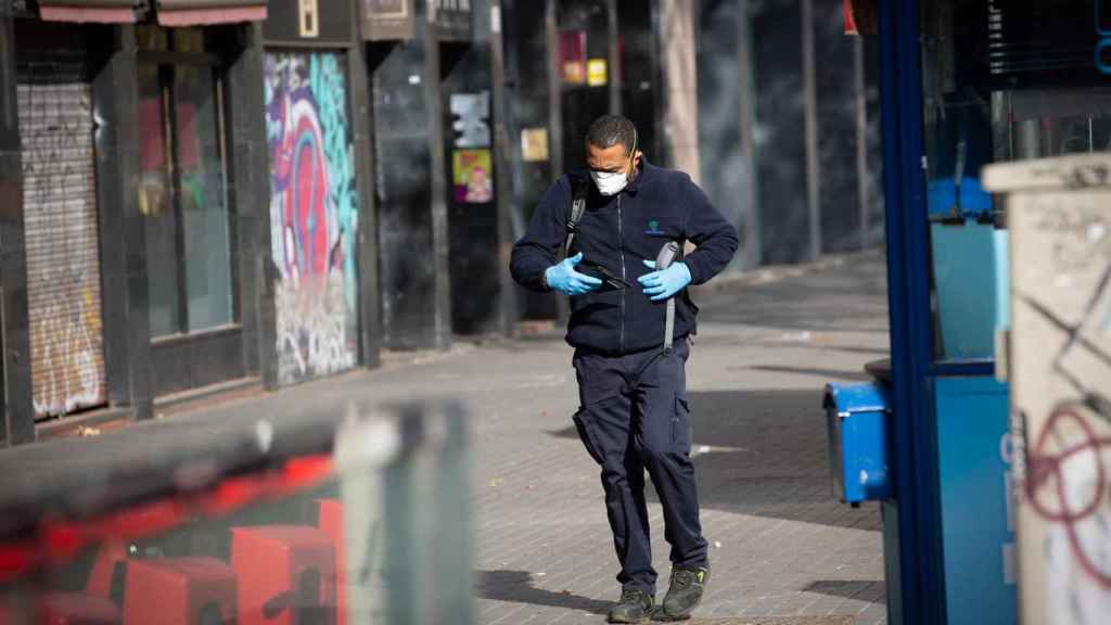 Un hombre en mascarilla en Barcelona / EUROPA PRESS