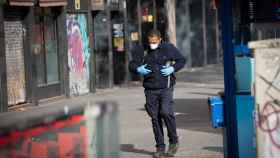 Un hombre en mascarilla en Barcelona / EUROPA PRESS