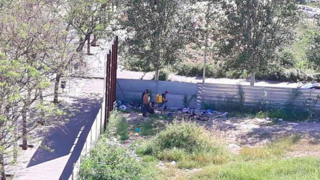 Imagen de un 'rider' de Glovo inyectándose heroína en el solar junto al ambulatorio de La Mina / CG