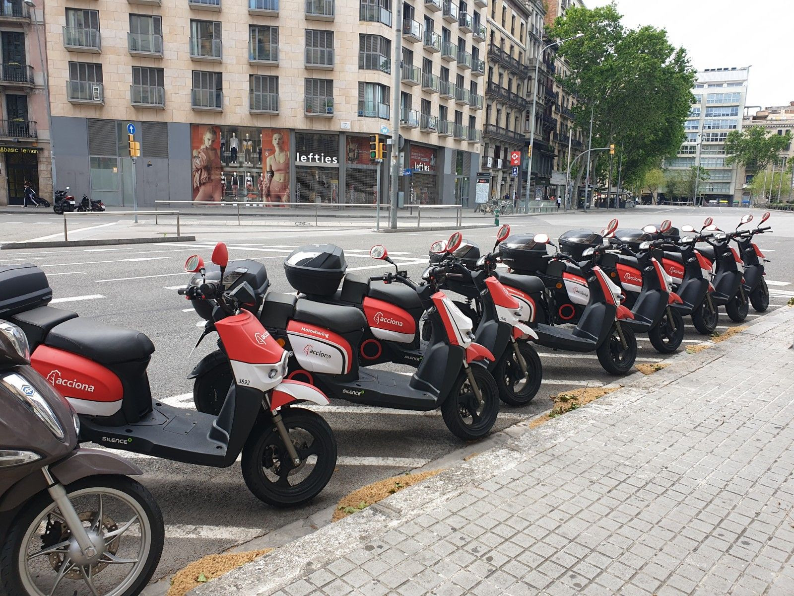 Motos de Acciona estacionadas en Ronda Universitat