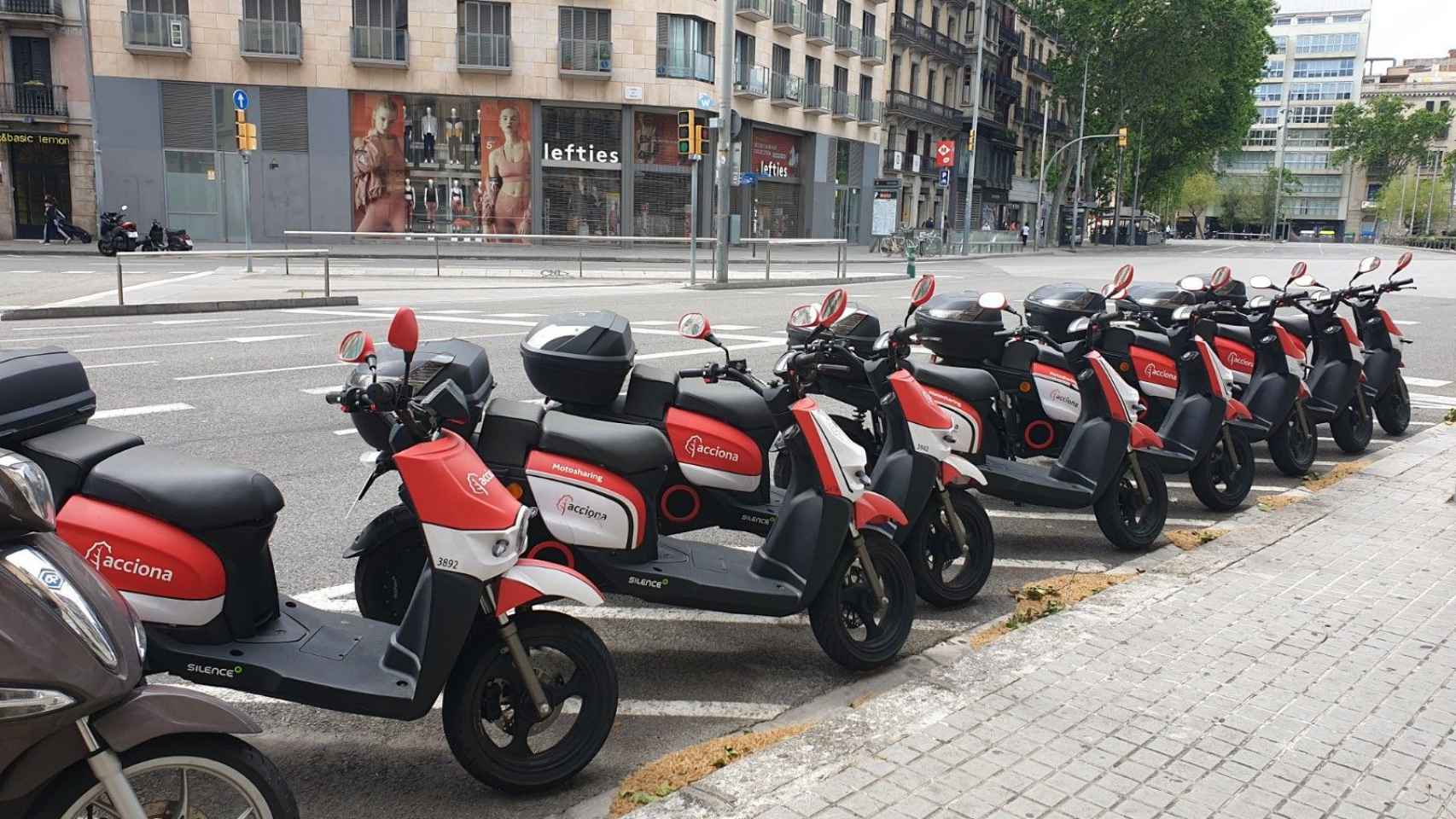 Motos de Acciona estacionadas en Ronda Universitat / TWITTER