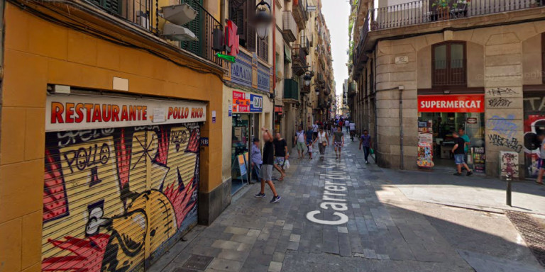 Los camellos han intentado, sin éxito, instalarse en esta pollería cerrada del Raval / GOOGLE MAPS