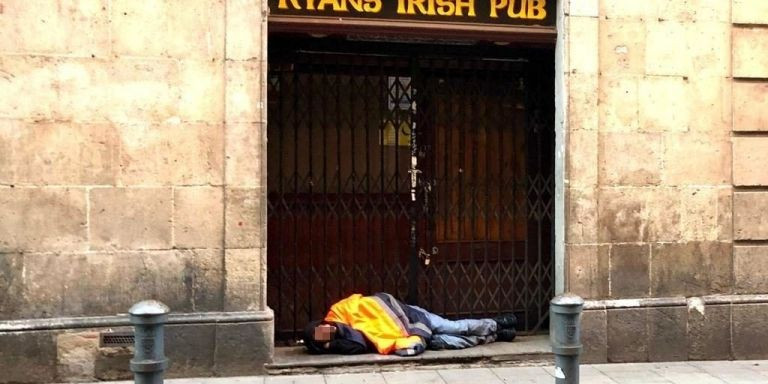 Una persona durmiendo en la calle en el Gòtic esta semana / FEM GÒTIC