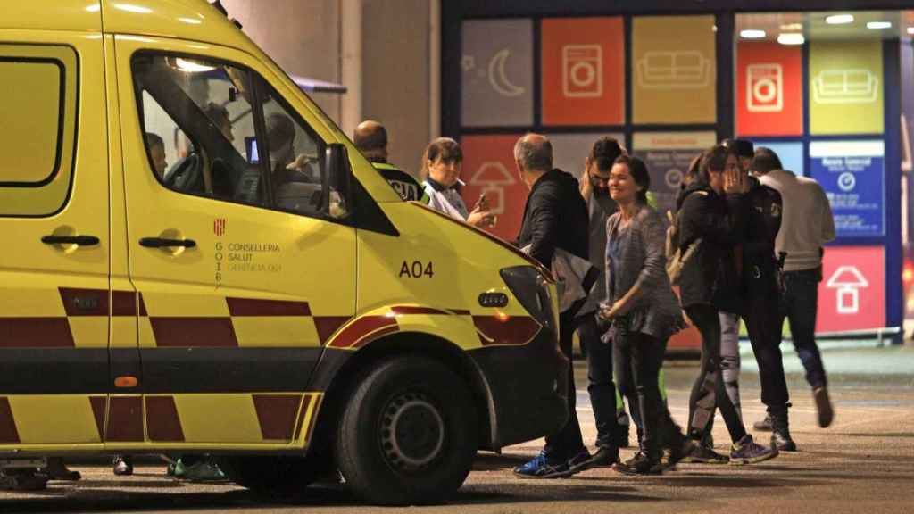 Una ambulancia en la entrada de un hospital en Barcelona