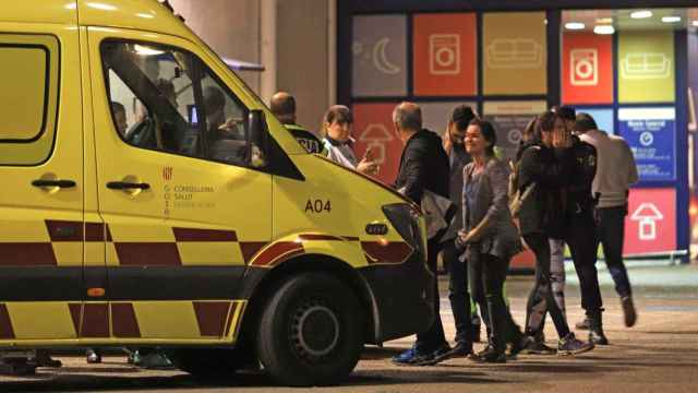 Una ambulancia en la entrada de un hospital en Barcelona