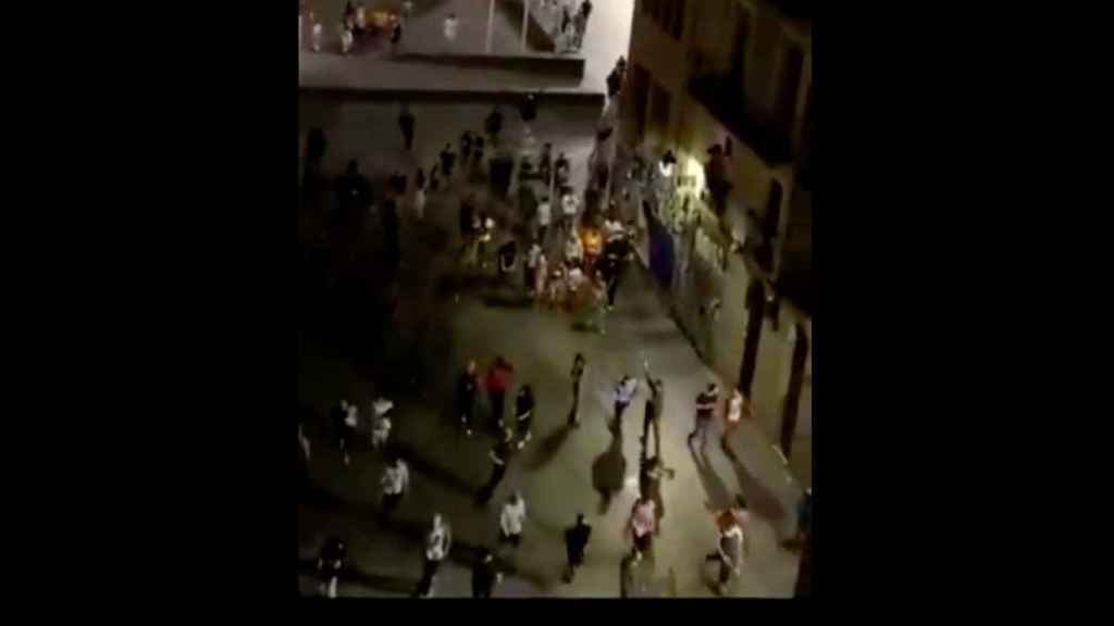 Multitud de personas concentradas en la plaza del Macba