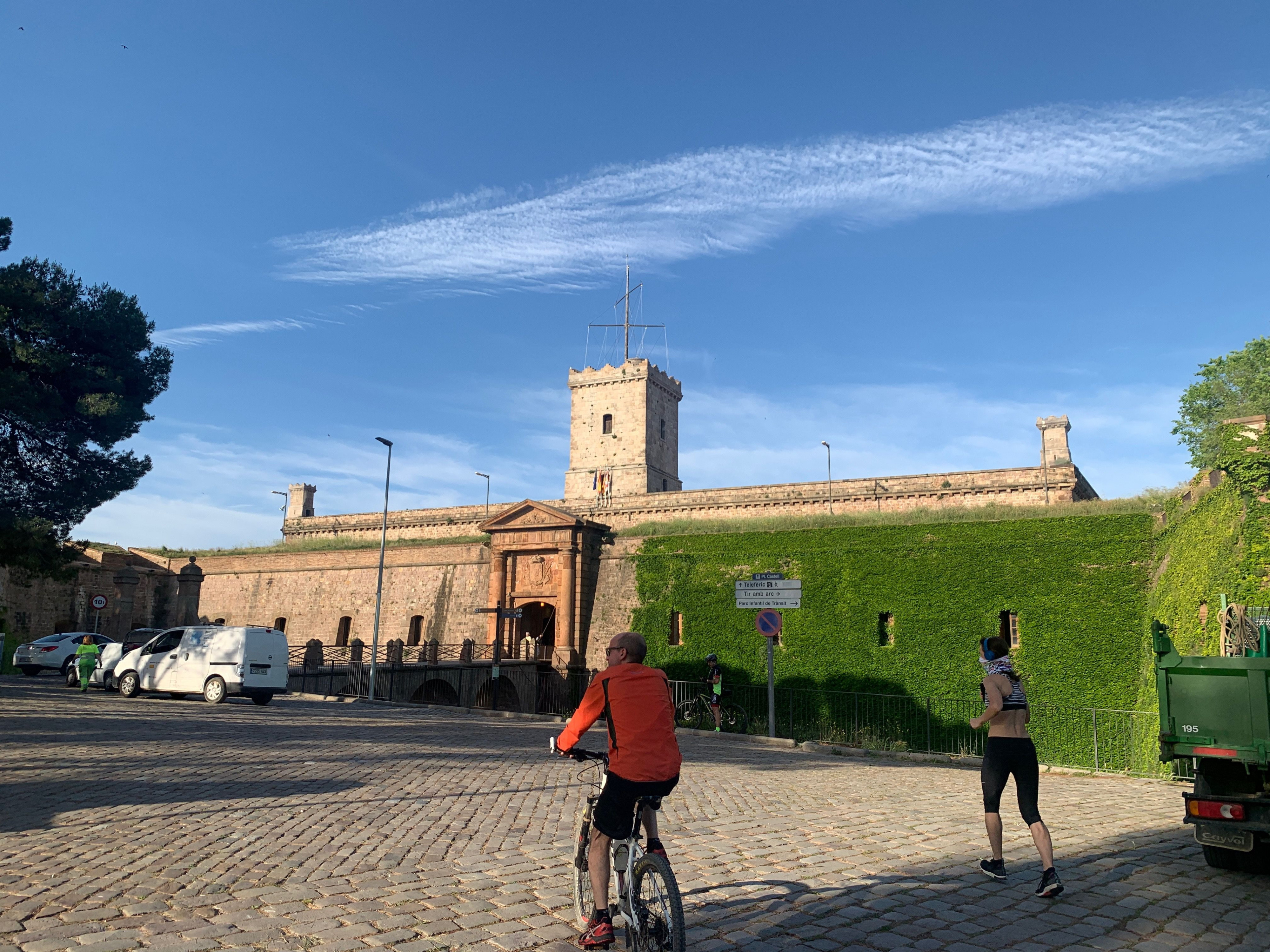 Dos barceloneses haciendo deporte frente al castillo de Montjuïc