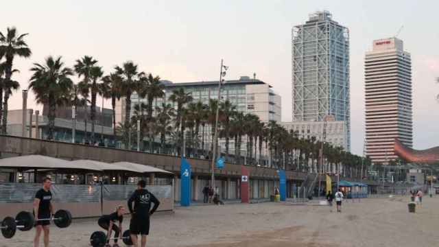 Deportistas en la playa, en Barcelona / HUGO FERNÁNDEZ