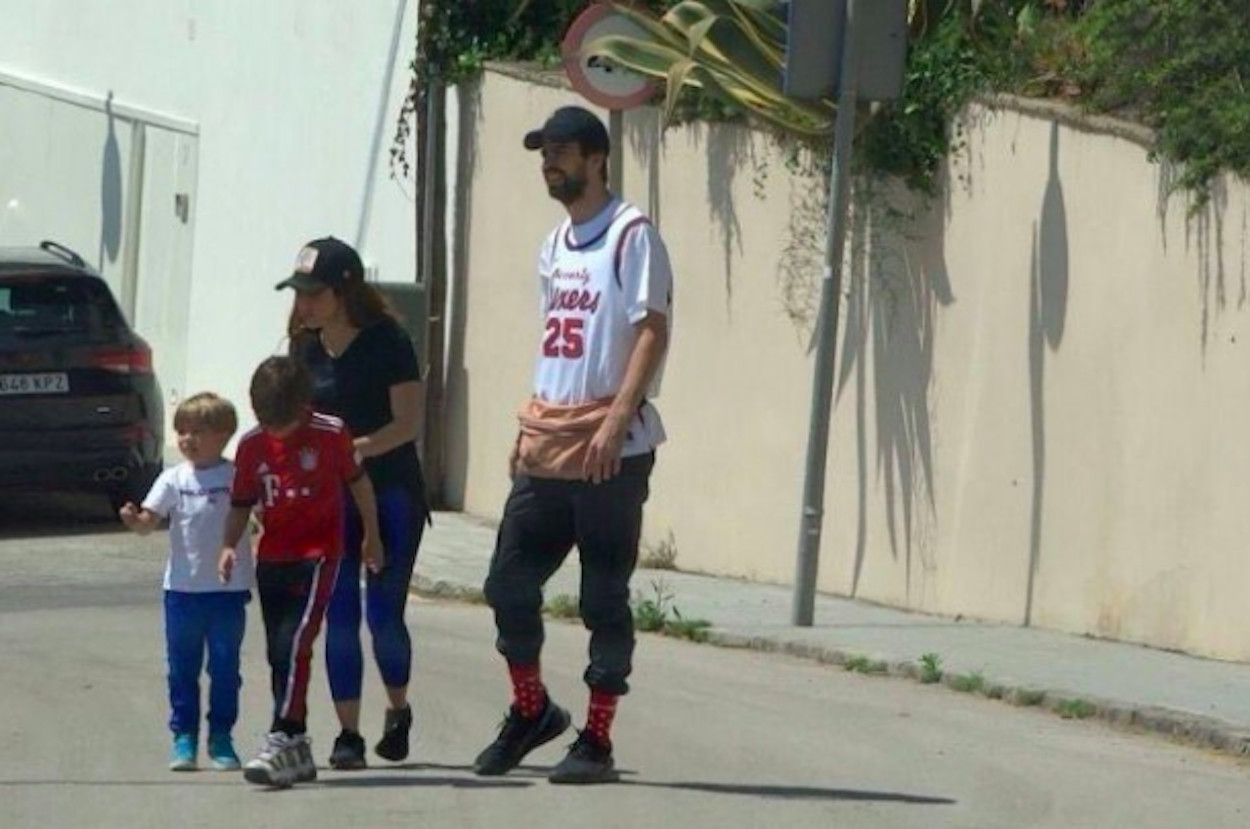 Gerard Piqué y Shakira, con sus hijos en un paseo por Espugues de Llobregat con un look muy 'dominguero' / TWITTER