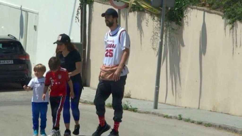 Gerard Piqué y Shakira, con sus hijos en un paseo por Espugues de Llobregat con un look muy 'dominguero' / TWITTER