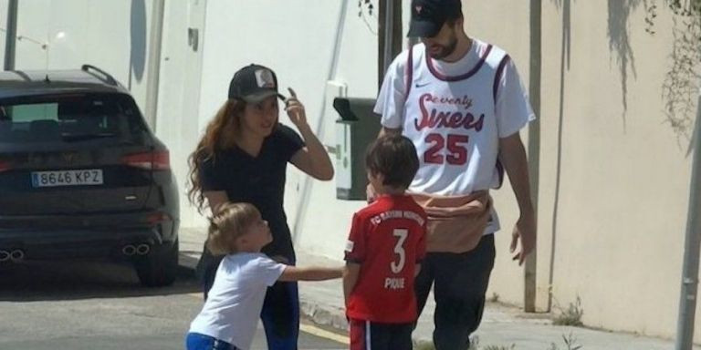 La familia Piqué Mebarak, de paseo por Esplugues / TWITTER