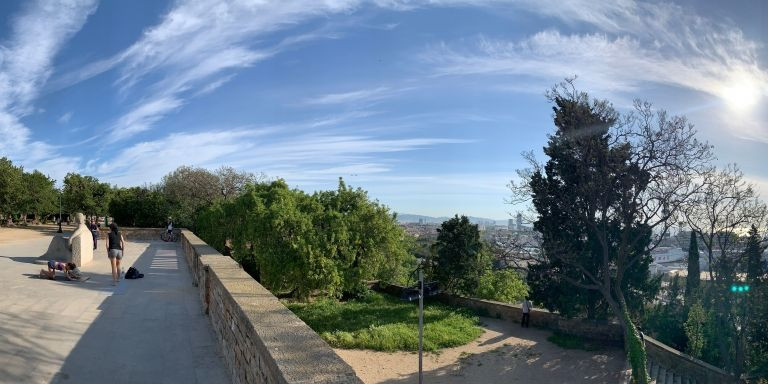 Panorámica de los jardines de Miramar y el puerto de Barcelona