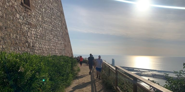 Personas paseando por los alrededores del castillo de Montjuïc