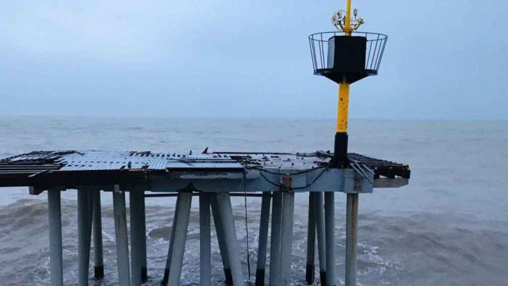 El Pont del Petroli de Badalona partido en dos por el temporal Gloria