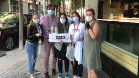 Reparto de churros con chocolate para los sanitarios de Sant Pau