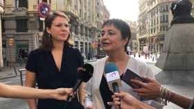 Rosa Alarcón (centro) junto con la teniente de alcaldía Janet Sanz / EUROPA PRESS