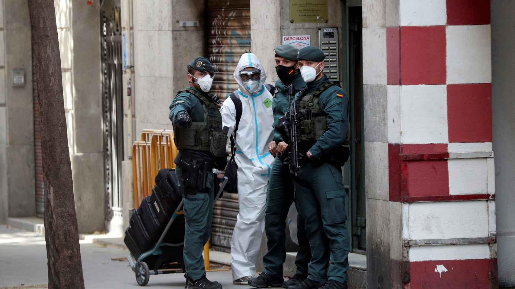 Agentes de la Guardia Civil y de la policía científica enfrente del domicilio del presunto terrorista / EFE