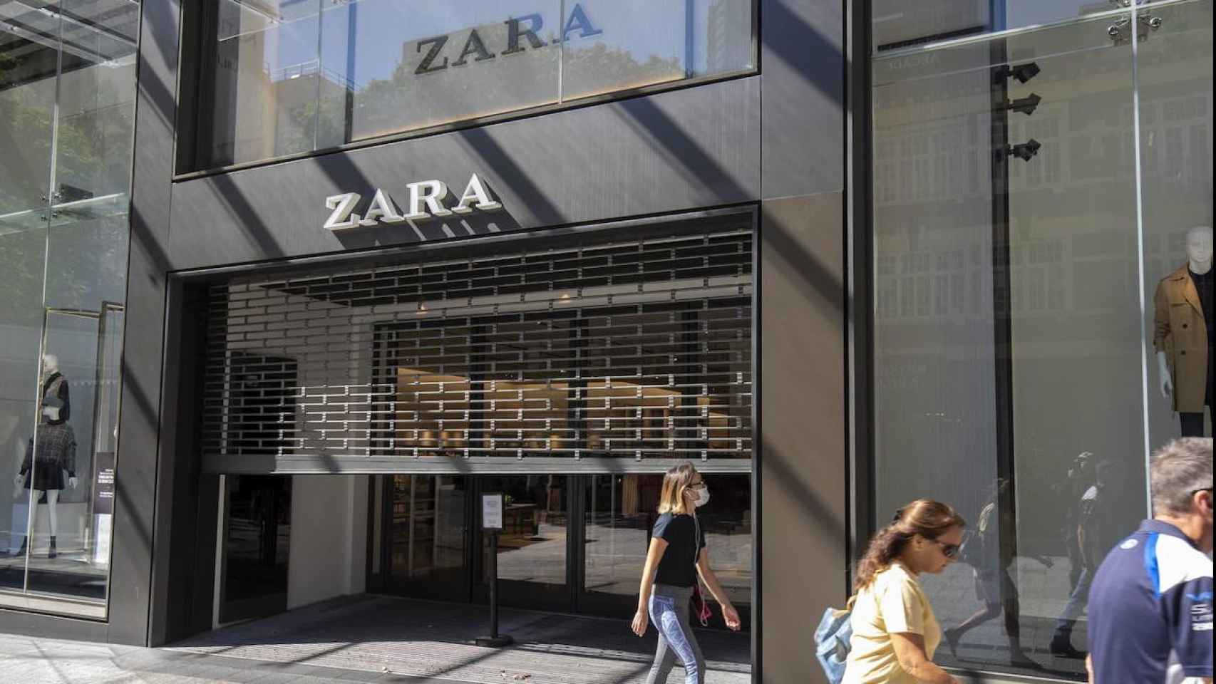 Exterior de un comercio de Zara con la persiana medio abierta