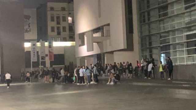 Un grupo de aproximadamente un centenar de jóvenes en la plaza dels Àngels este viernes / TSUNAMI VEINAL